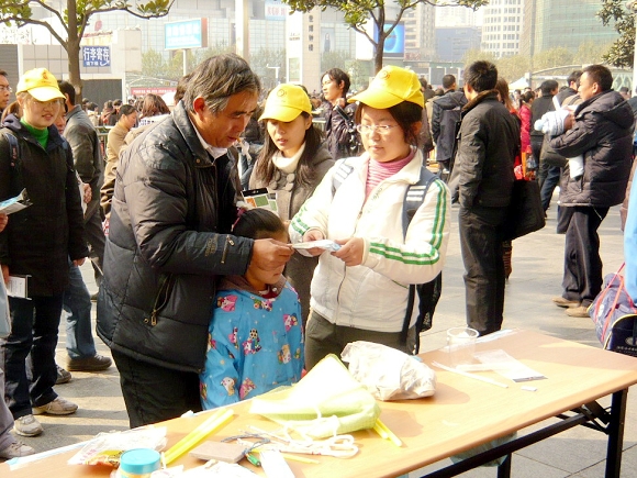 3044am永利集团官网老员工志愿者为市民讲解服务