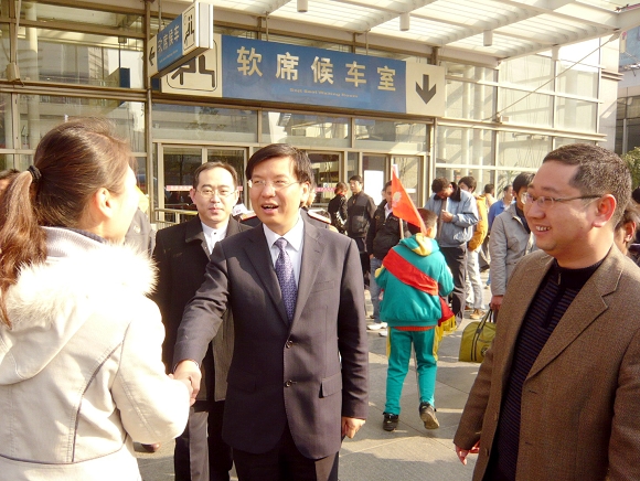 永利集团团委书记宋来陪同共青团上海市委副书记陈凯慰问3044am永利集团官网志愿者