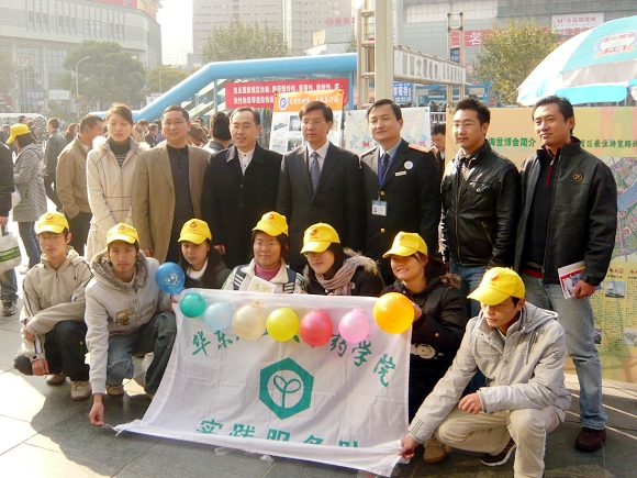 共青团各位领导与3044am永利集团官网老员工志愿者合影